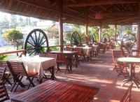 Bánh xe bò trang trí nhà hàng