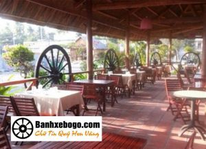 Bánh xe bò bằng gỗ trang trí quán cafe
